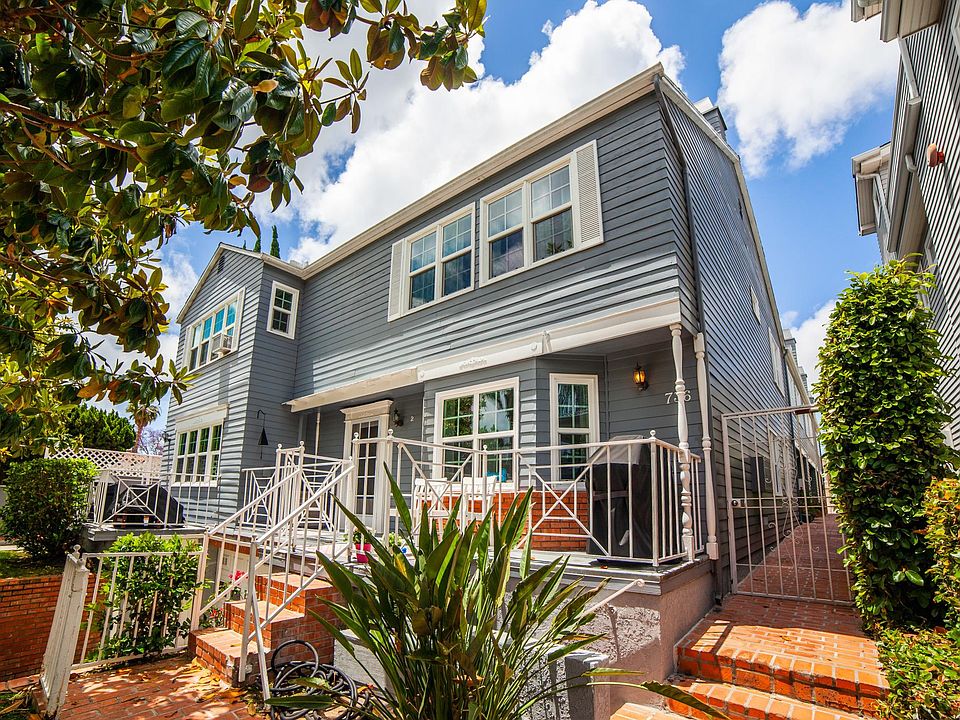 Front of building - unit is located in back of building on alley. Nice and private!