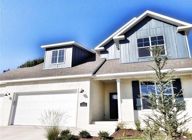 1st image of 2521 N Glenmoor Dr