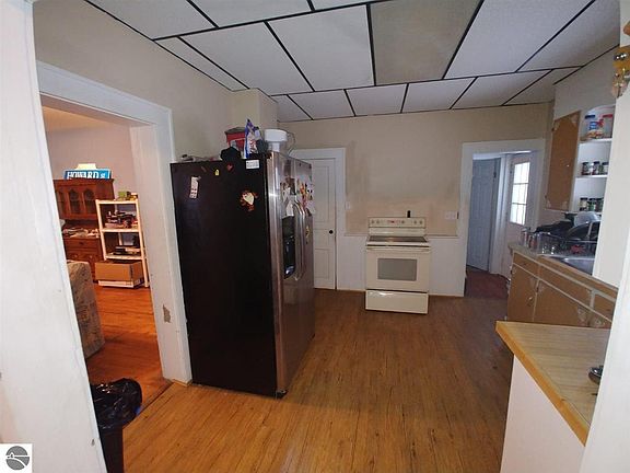 4th image of 304 E North St