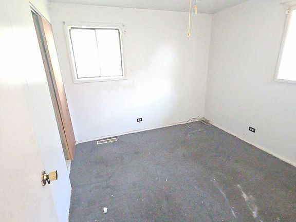 5th image of 15237 Dorchester Ave