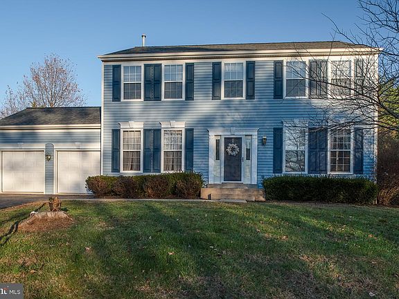 3rd image of 27 Westhampton Ct