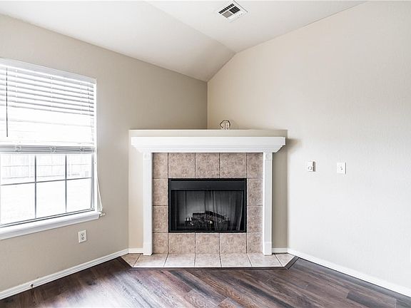 4th image of 821 Sunflower Dr