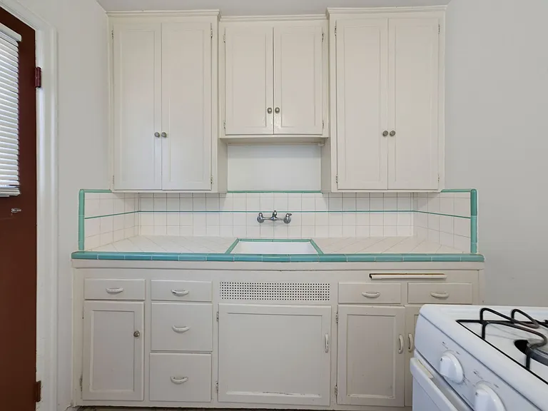 86 Bennett Ave — Photo 15