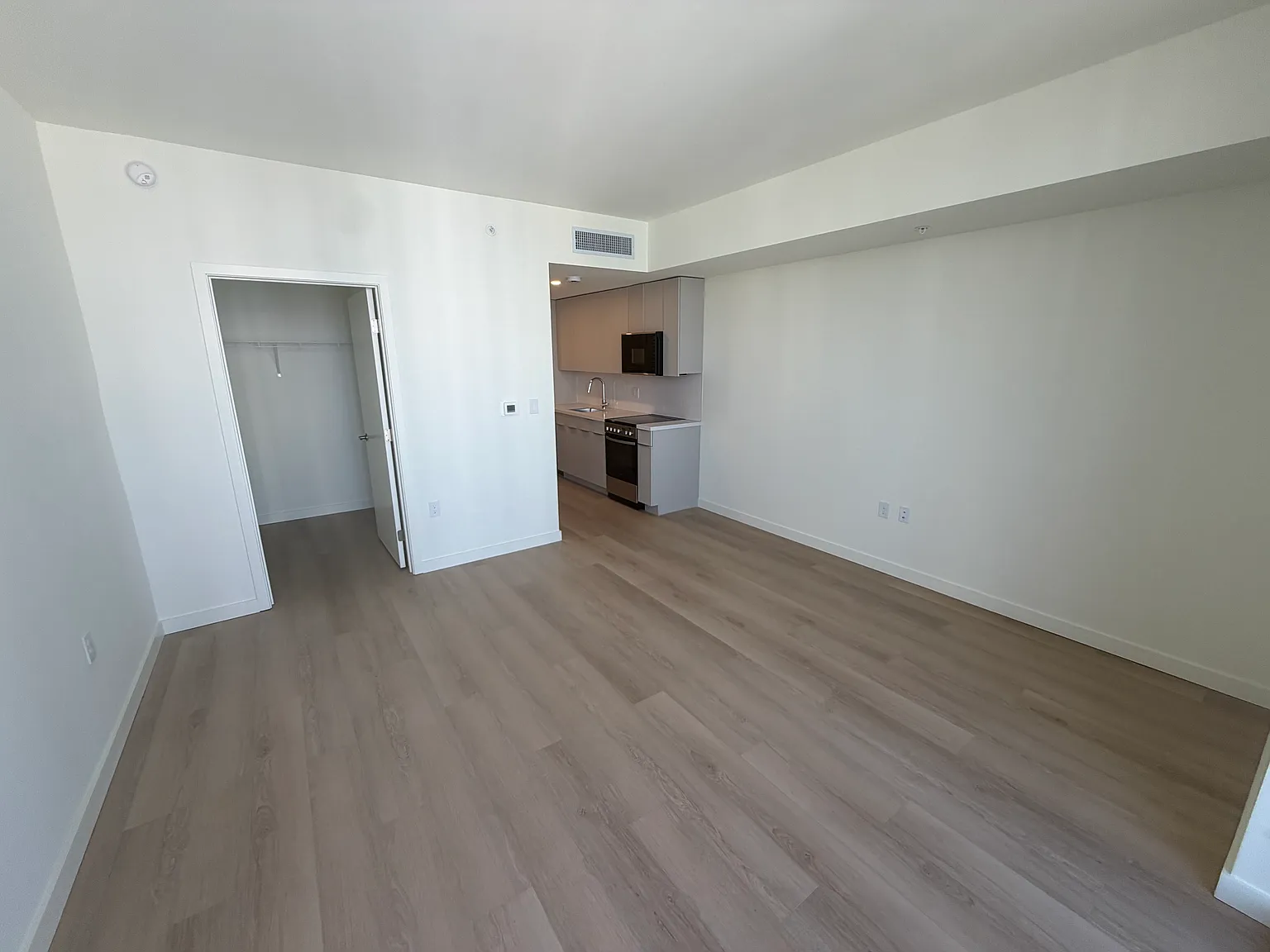 Studio, 407 sqft, $1,750 — Photo 4