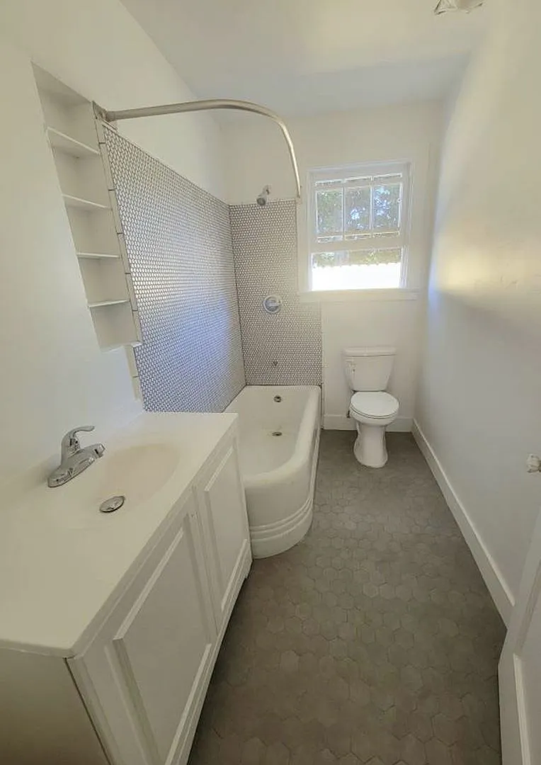 3 Bedroom 1 bath Duplex Downtown San SLO — Photo 4