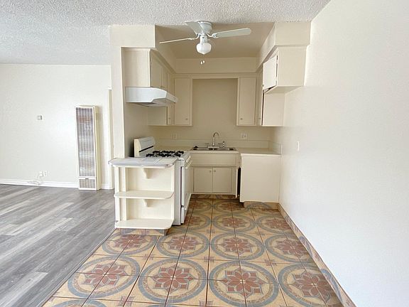 3rd image of 906 Torrance Blvd #6