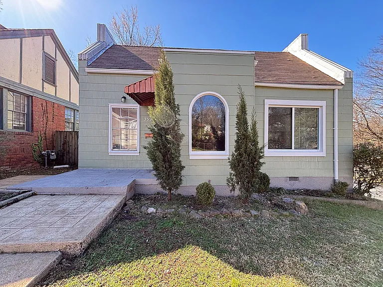3523 W Markham St — Photo 1