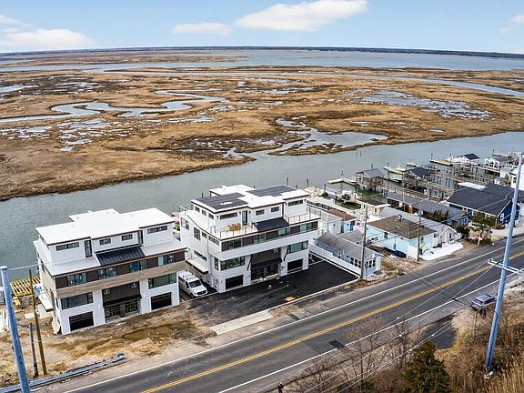 3rd image of 923 Stone Harbor Blvd W