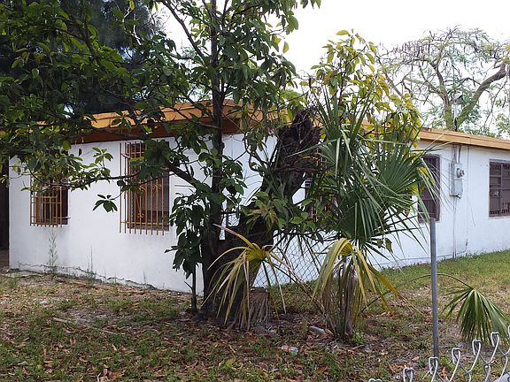 3rd image of 1615 Lauderdale Manor Dr