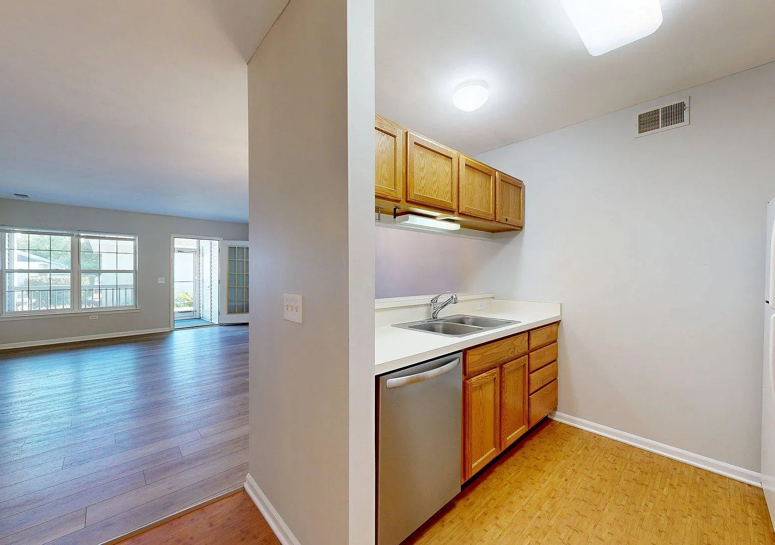 2 bed, 2.0 bath, 1094 sqft, $2,100 — Photo 3