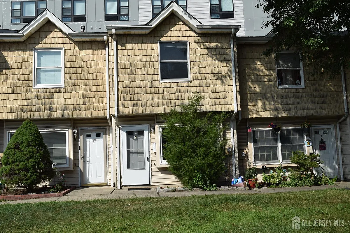 Building Photo - 172 Roosevelt Ave #C
