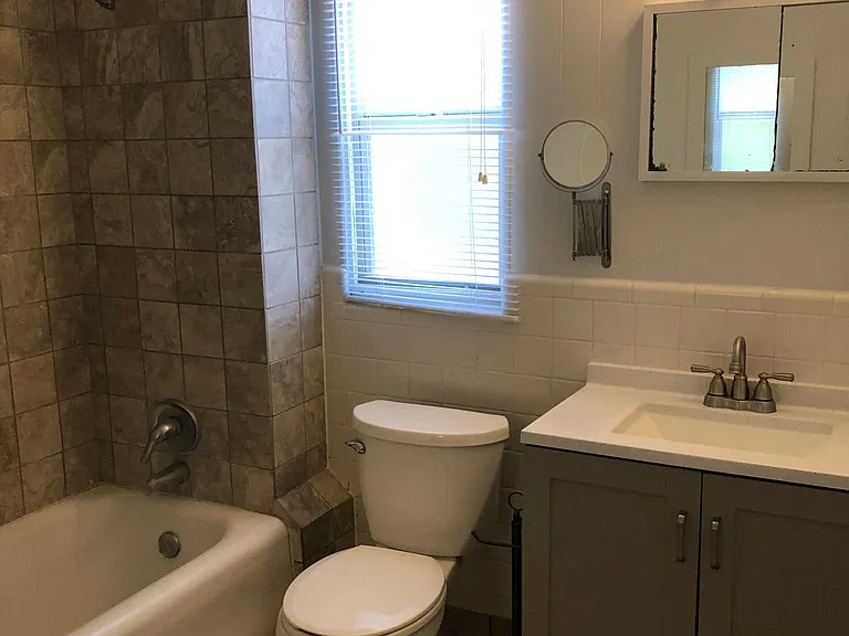 1401 E Jefferson St #4 — Photo 8