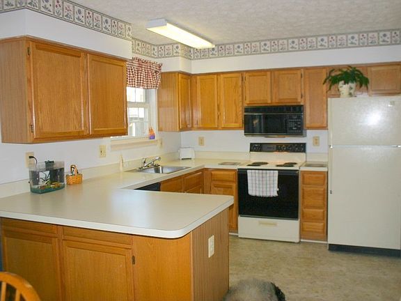 Huge eat-in kitchen!