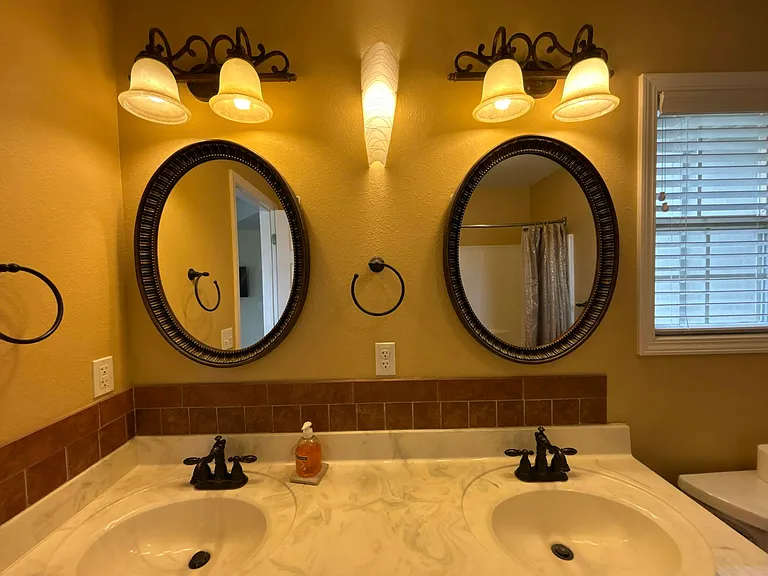 812 E Spring Dr — Photo 9