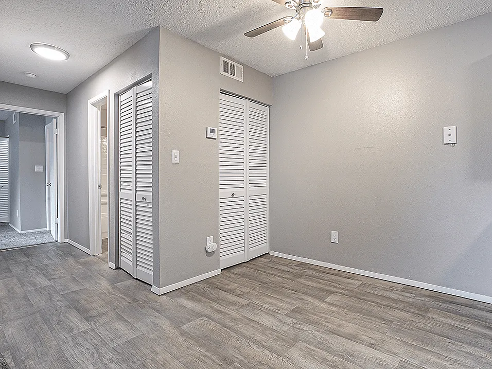 MacArthurs Lake Apartments
