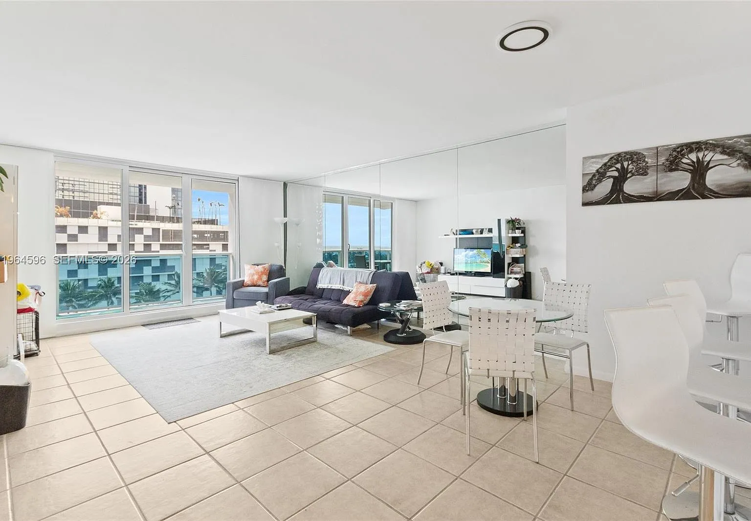Roney Palace Condo — Photo 3