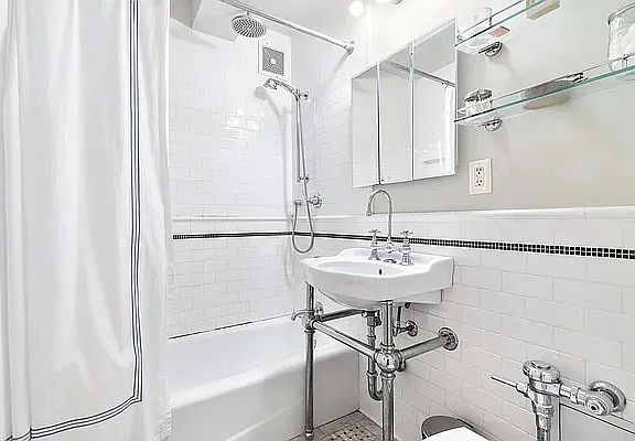 4th image of 229 E 28th St APT 2M