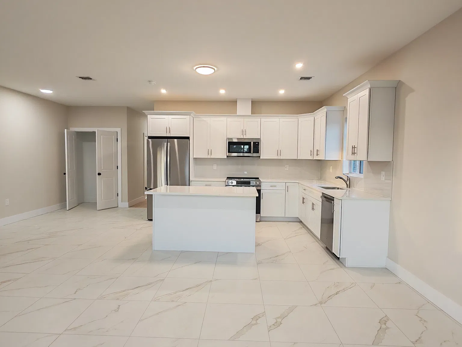 3 bed, 1450 sqft, $3,500 — Photo 2