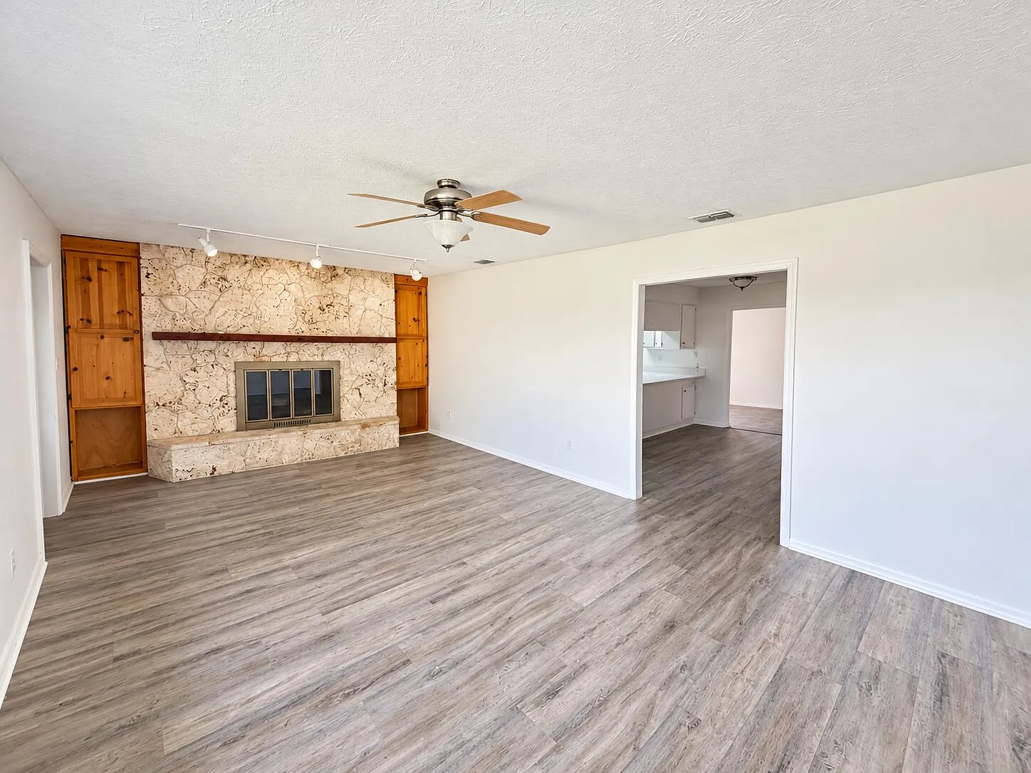 3 bed, 2.0 bath, 1760 sqft, $2,650 — Photo 2