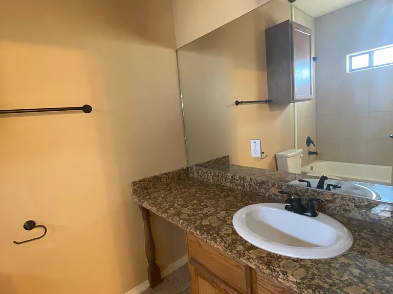 1112 Eisenhower St #B — Photo 11