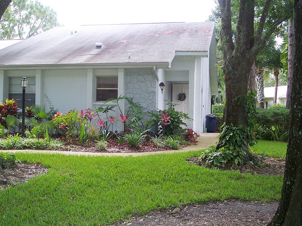 Hilary Circle - end unit villa