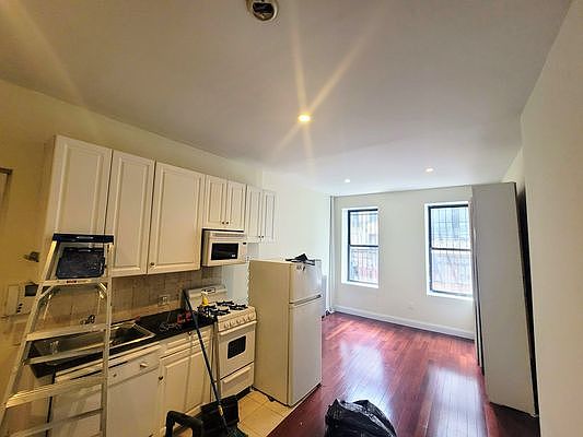 1st image of 256 E 10th St APT 2f