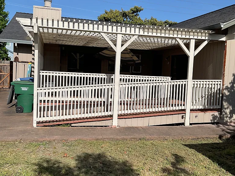 deck with ramp
