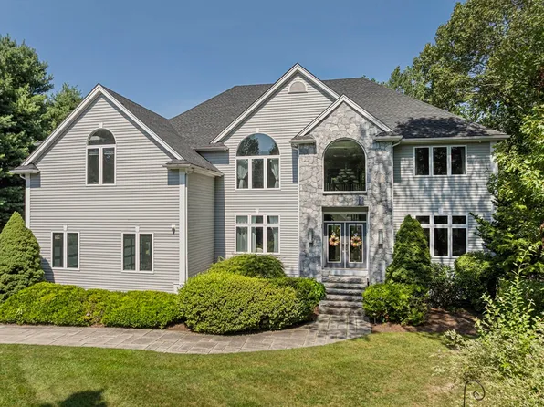 40 Hillside Dr, Wrentham, MA 02093
