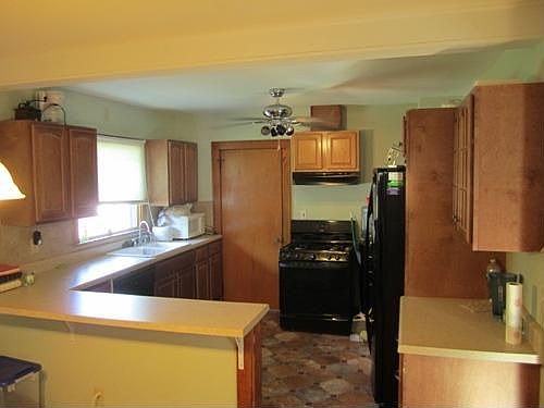4th image of 220 S Joliet St