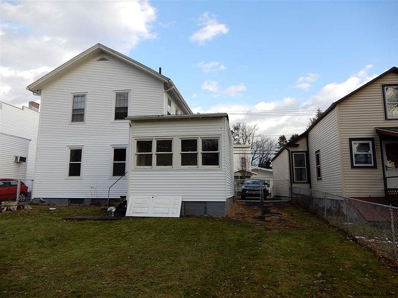 4th image of 211 STOW Avenue