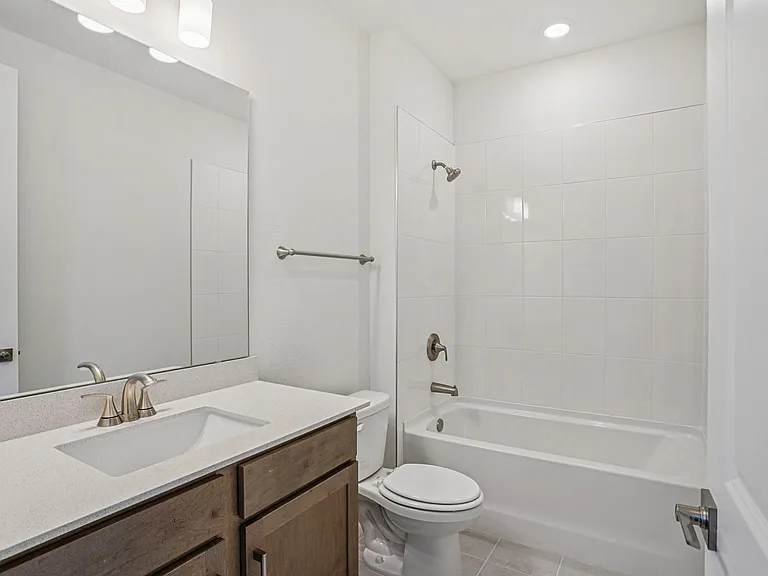 2nd bathroom (ensuite)