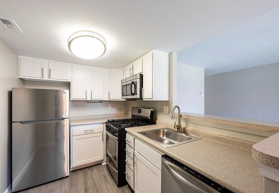 Kitchen-Classic (1BD,1BA 870SF)