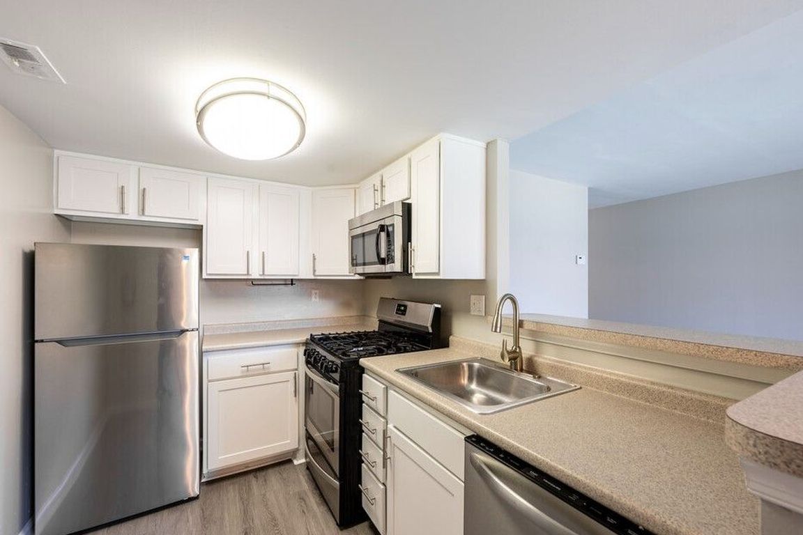 Kitchen-Classic (1BD,1BA 870SF)