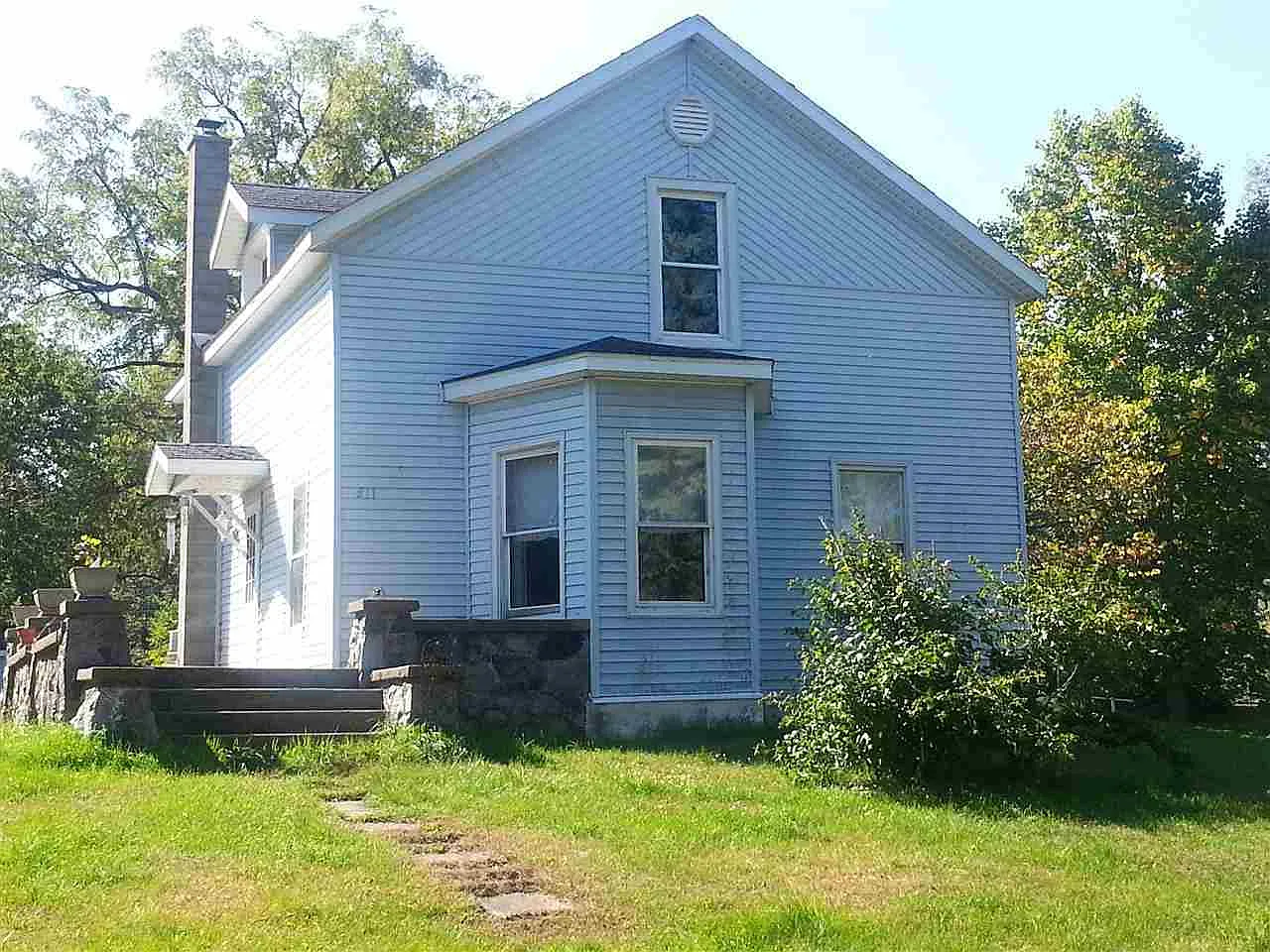 611 Front St photo 1