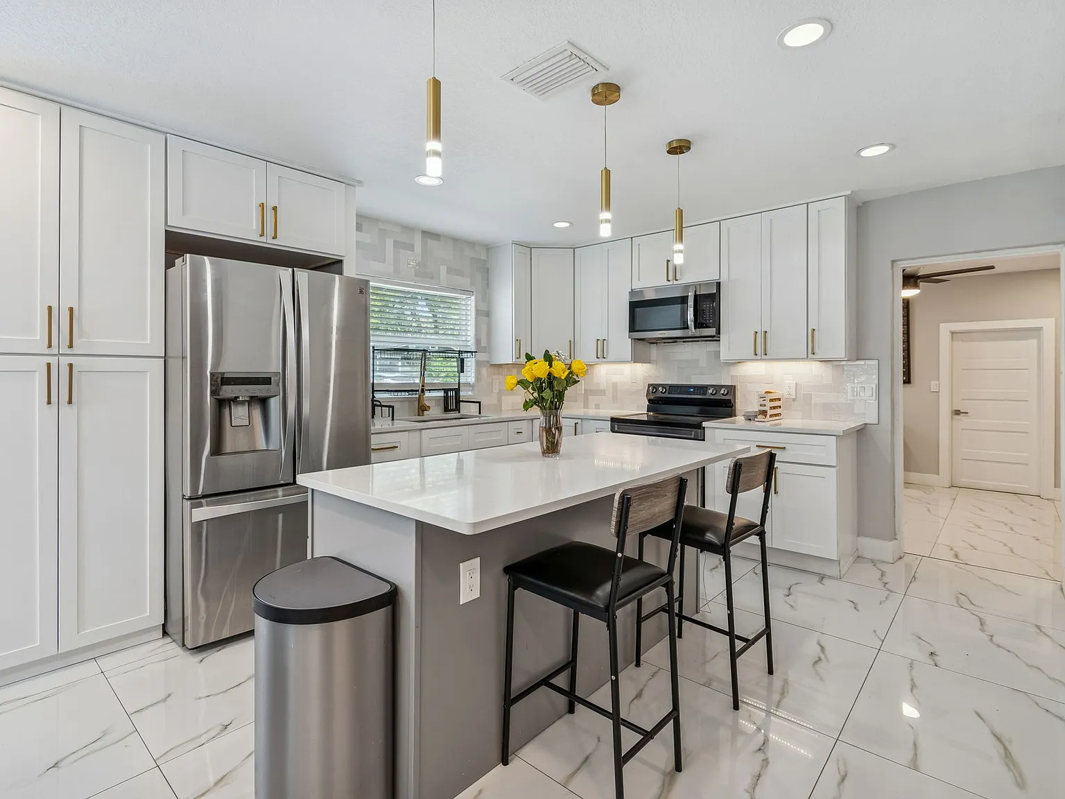 3 bed, 2274 sqft, $3,700 — Photo 4
