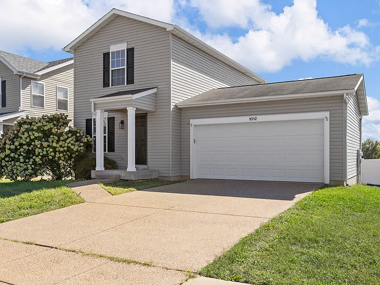 1012 Chesterfield Dr — Photo 2