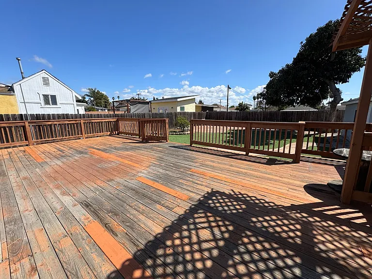 564 E St — Photo 3