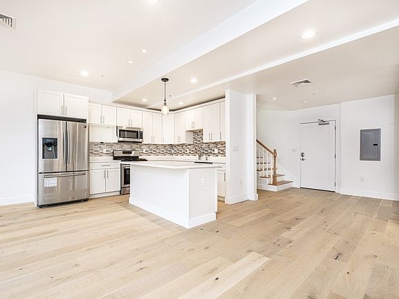 3rd image of 17 Kearney Sq Unit 407