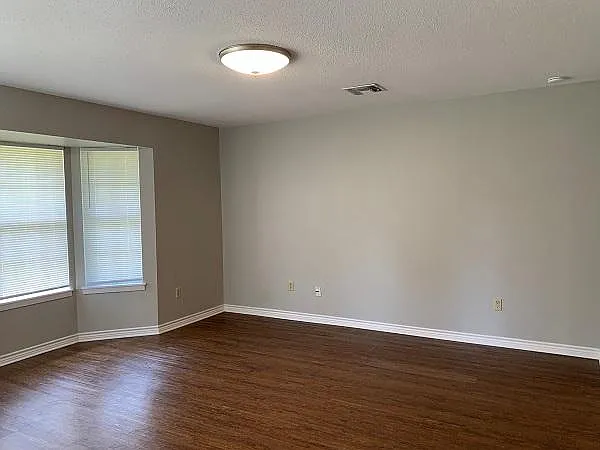 409 E Emory St — Photo 4