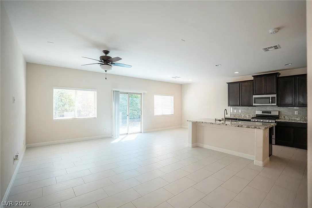 4 bed, 2.5 bath, 1924 sqft, $2,450 — Photo 4