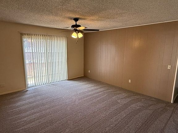 3rd image of 2410 Oakridge Dr