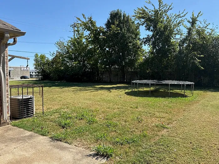 3 bed, 1.5 bath, 1200 sqft, $1,300 — Photo 3