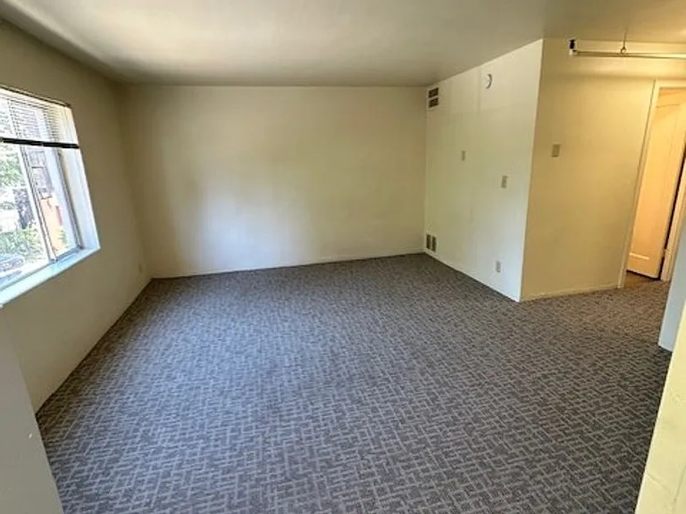 Eugene Manor Apartments — Photo 9
