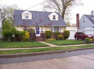 366 Picadilly Downs, Lynbrook, NY 11563