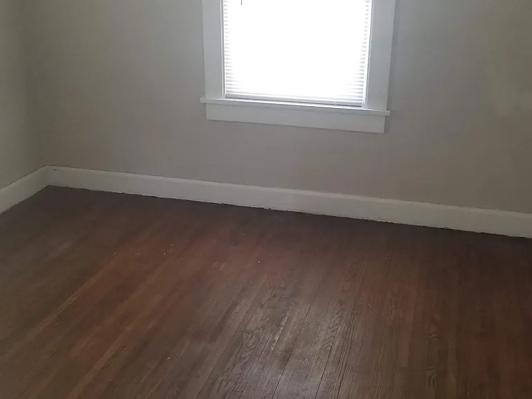 700 E Grimes Ln — Photo 3