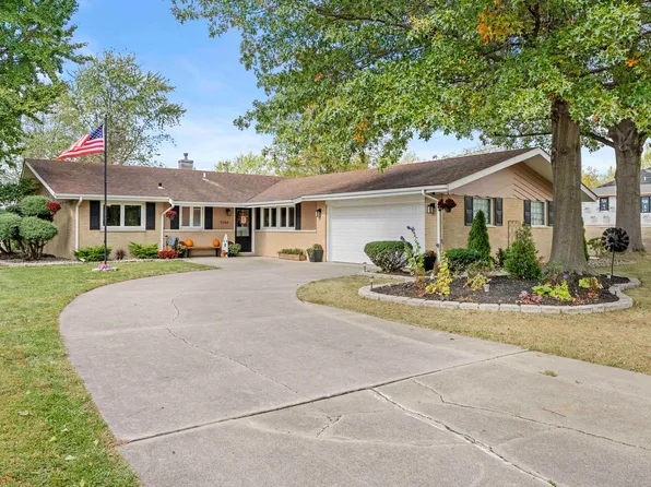 9344 Hilltop Dr, Saint John, IN 46373