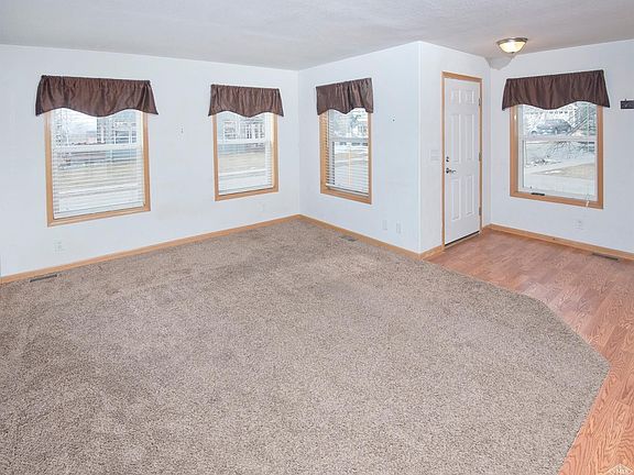 4th image of 16 Bluffs Dr