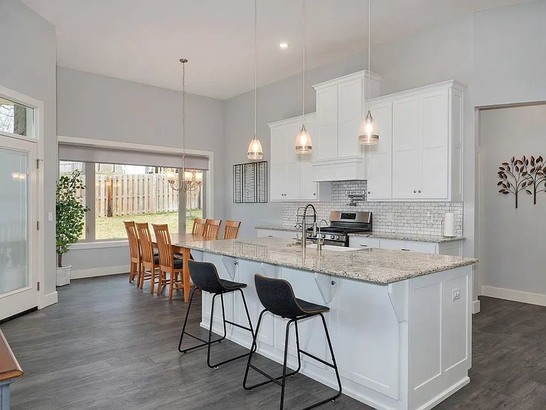 129 N Glengary Dr — Photo 3