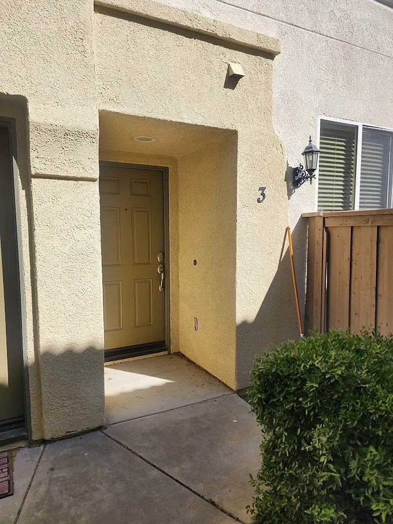 2 Bedroom Townhome w/Attached 1 Car Garage. Gated Community with Assoc Pool! — Photo 2