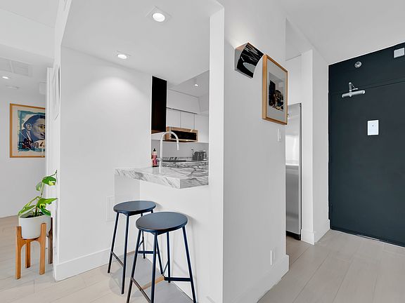 3rd image of 1000 West Ave APT 1417